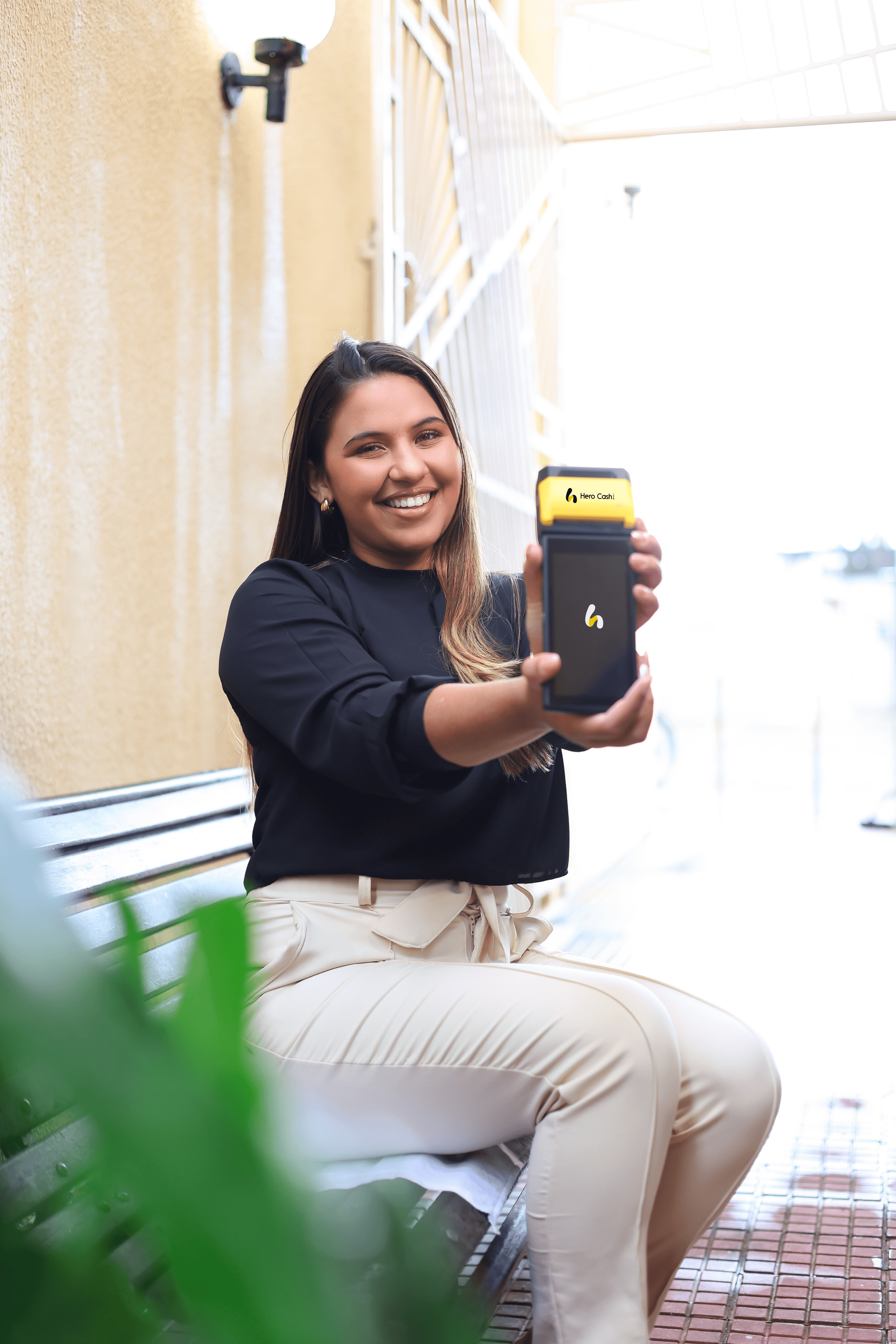 Pessoa segurando maquininha de cartão Hero Cash